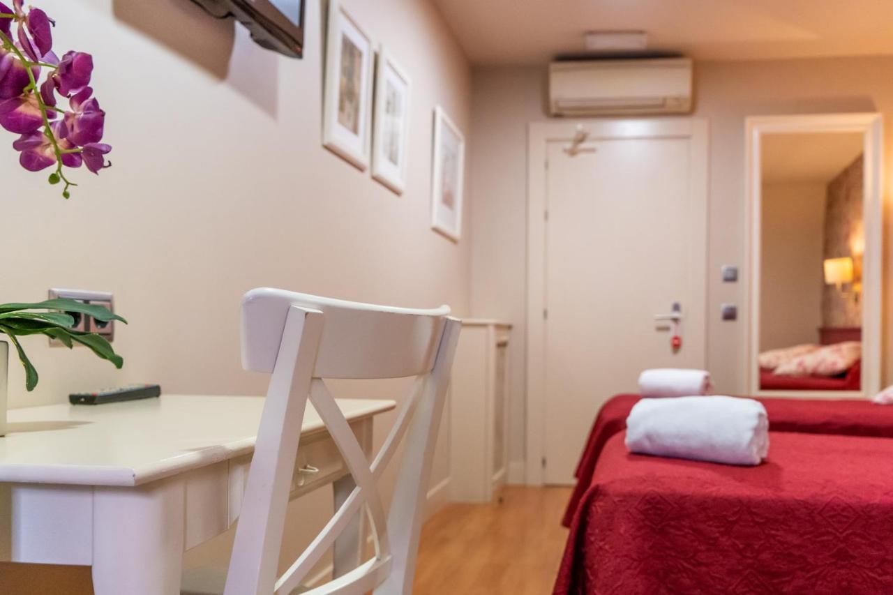 Hostal Matheu Madrid Dış mekan fotoğraf